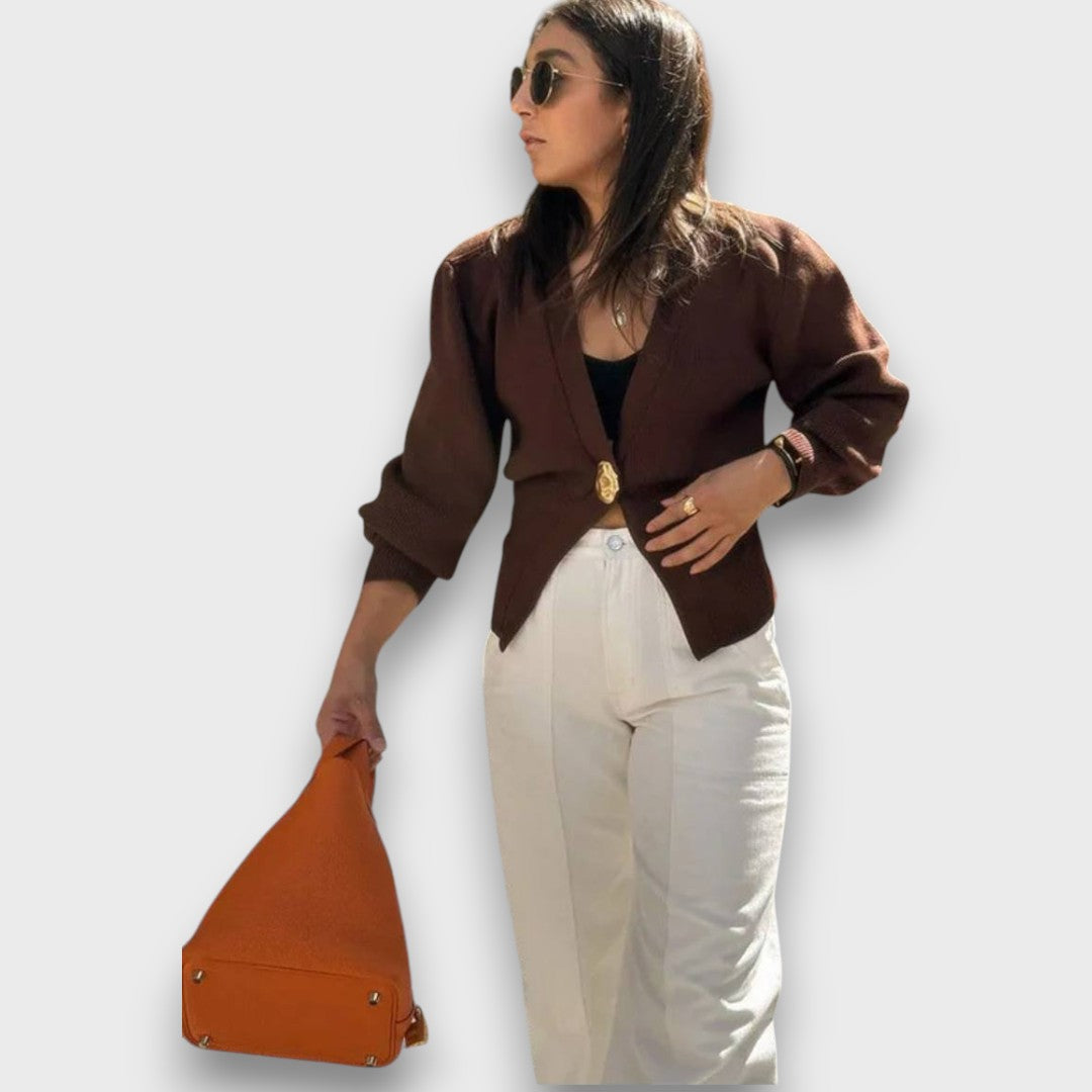 Enea – Cardigan avec Décolleté Profond et Bouton Doré