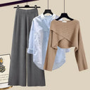  Ensemble de trois pièces : pull couleur café + chemise bleue + pantalon large gris