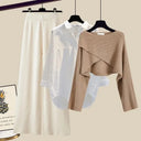  Ensemble de trois pièces : pull couleur café + chemise blanche + pantalon large abricot